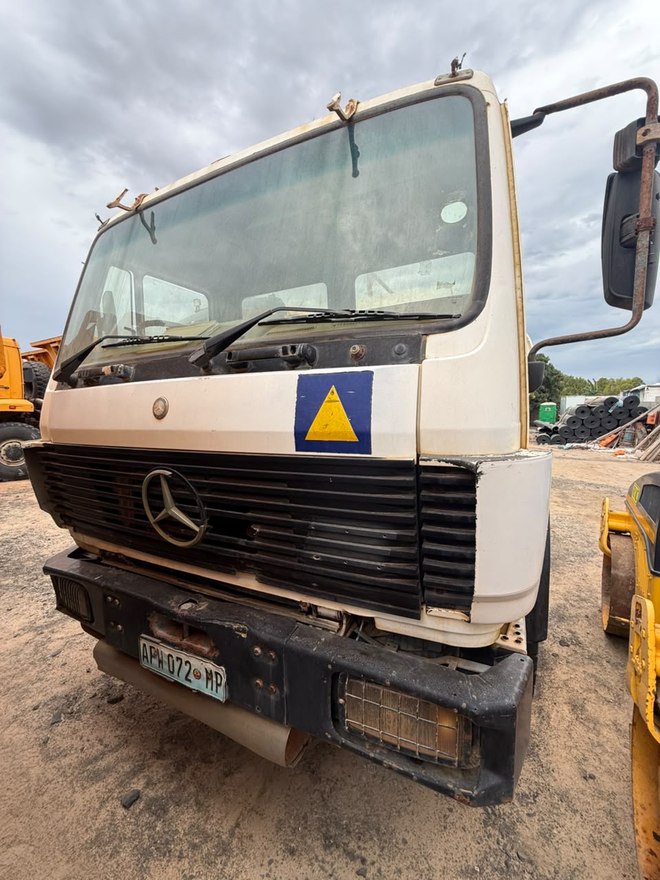 1990 MERCEDES-BENZ DIESEL TRUCK 8000L